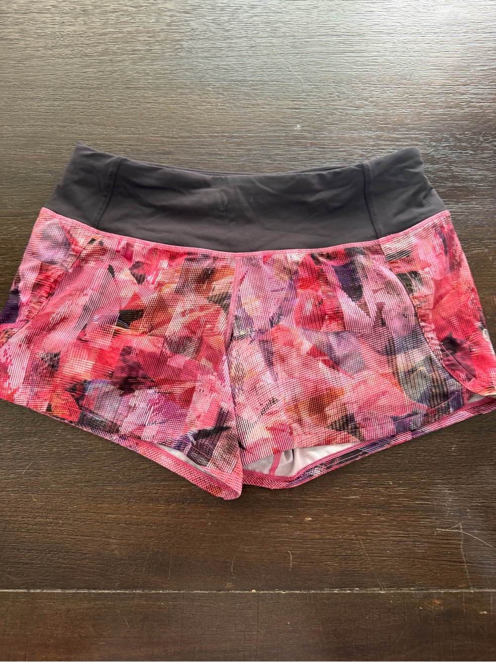 EUC Lululemon Women’s size 4 - Speed Up Mid-rise lined short